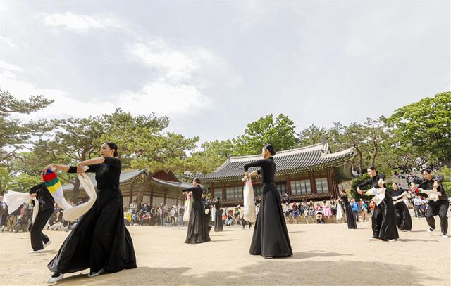 28일 서울 종로구 창경궁 양화당 마당에서 2023년 봄 궁중문화축전 사전행사 창경궁 명칭환원 40주년 기념 궁궐 퍼레이드가 열리고 있다.  28일 개막제를 시작으로 오는 29일 부터 내달 7일 까지 열리는 ‘궁중문화축전’은 경복궁, 창덕궁, 창경궁, 덕수궁, 경희궁 등 서울 소재 5개의 궁궐과 종묘, 사직단에서 펼쳐지는 문화유산 축제이다. 2023.4.28. 뉴스1