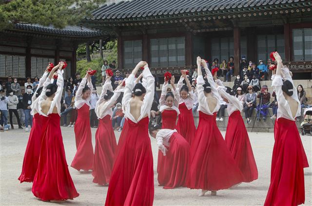 28일 서울 종로구 창경궁 양화당 마당에서 2023년 봄 궁중문화축전 사전행사 창경궁 명칭환원 40주년 기념 궁궐 퍼레이드가 열리고 있다.  28일 개막제를 시작으로 오는 29일 부터 내달 7일 까지 열리는 ‘궁중문화축전’은 경복궁, 창덕궁, 창경궁, 덕수궁, 경희궁 등 서울 소재 5개의 궁궐과 종묘, 사직단에서 펼쳐지는 문화유산 축제이다. 2023.4.28. 뉴스1
