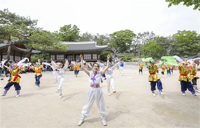 28일 서울 종로구 창경궁 양화당 마당에서 2023년 봄 궁중문화축전 사전행사 창경궁 명칭환원 40주년 기념 궁궐 퍼레이드가 열리고 있다.  28일 개막제를 시작으로 오는 29일 부터 내달 7일 까지 열리는 ‘궁중문화축전’은 경복궁, 창덕궁, 창경궁, 덕수궁, 경희궁 등 서울 소재 5개의 궁궐과 종묘, 사직단에서 펼쳐지는 문화유산 축제이다. 2023.4.28. 뉴스1