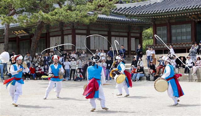 28일 서울 종로구 창경궁 양화당 마당에서 2023년 봄 궁중문화축전 사전행사 창경궁 명칭환원 40주년 기념 궁궐 퍼레이드가 열리고 있다.  28일 개막제를 시작으로 오는 29일 부터 내달 7일 까지 열리는 ‘궁중문화축전’은 경복궁, 창덕궁, 창경궁, 덕수궁, 경희궁 등 서울 소재 5개의 궁궐과 종묘, 사직단에서 펼쳐지는 문화유산 축제이다. 2023.4.28. 뉴스1