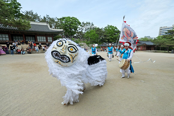 28일 오후 서울 종로구 창경궁에서 제9회 궁중문화축전 개막제 사전행사인 창경궁 명칭환원 40주년 기념 공연이 펼쳐지고 있다. 2023.4.28 연합뉴스