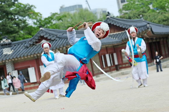 28일 오후 서울 종로구 창경궁에서 제9회 궁중문화축전 개막제 사전행사인 창경궁 명칭환원 40주년 기념 공연이 펼쳐지고 있다. 2023.4.28 연합뉴스