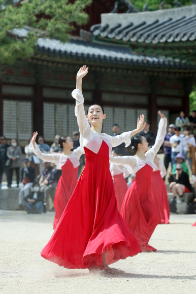 28일 오후 서울 종로구 창경궁에서 제9회 궁중문화축전 개막제 사전행사인 창경궁 명칭환원 40주년 기념 공연이 펼쳐지고 있다. 2023.4.28 연합뉴스