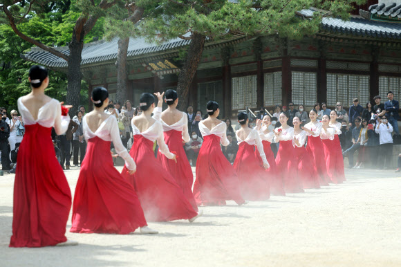 28일 오후 서울 종로구 창경궁에서 제9회 궁중문화축전 개막제 사전행사인 창경궁 명칭환원 40주년 기념 공연이 펼쳐지고 있다. 2023.4.28 연합뉴스