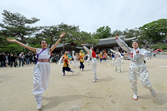 28일 오후 서울 종로구 창경궁에서 제9회 궁중문화축전 개막제 사전행사인 창경궁 명칭환원 40주년 기념 퍼레이드가 펼쳐지고 있다. 2023.4.28 연합뉴스