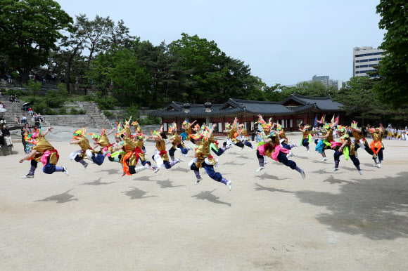 28일 오후 서울 종로구 창경궁에서 제9회 궁중문화축전 개막제 사전행사인 창경궁 명칭환원 40주년 기념 퍼레이드가 펼쳐지고 있다. 2023.4.28 연합뉴스