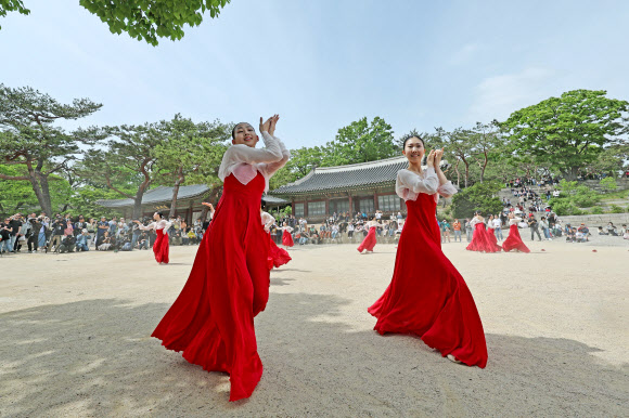 28일 오후 서울 종로구 창경궁에서 제9회 궁중문화축전 개막제 사전행사인 창경궁 명칭환원 40주년 기념 퍼레이드가 펼쳐지고 있다. 2023.4.28 연합뉴스