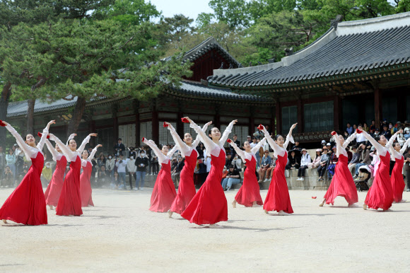 28일 오후 서울 종로구 창경궁에서 제9회 궁중문화축전 개막제 사전행사인 창경궁 명칭환원 40주년 기념 퍼레이드가 펼쳐지고 있다. 2023.4.28 연합뉴스