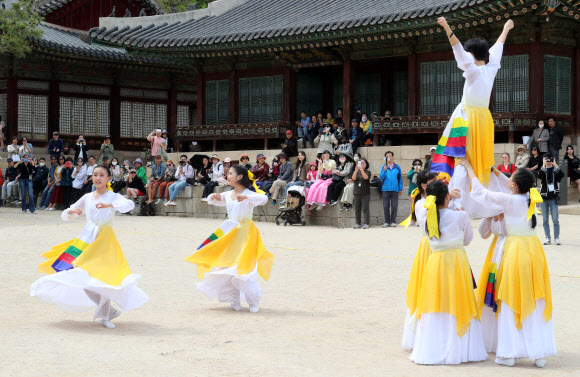 2023년 봄 궁중문화축전 사전행사 창경궁 명칭환원 40주년 기념 퍼레이드가 열린 28일 오후 서울 종로구 창경궁 양화당 마당에서 시민들이 공연을 지켜보고 있다. 2023.04.28. 뉴시스