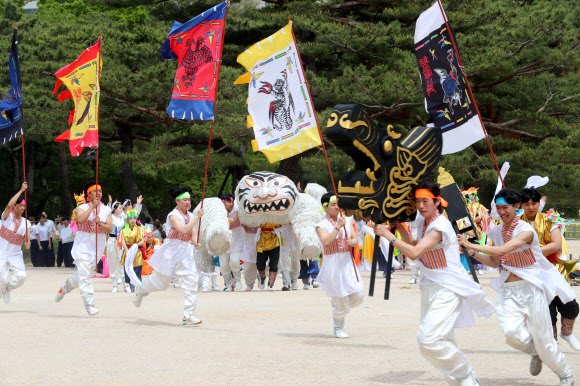 2023년 봄 궁중문화축전 사전행사 창경궁 명칭환원 40주년 기념 퍼레이드가 열린 28일 오후 서울 종로구 창경궁 양화당 마당에서 공연팀이 기념 공연을 하고 있다. 2023.04.28. 뉴시스
