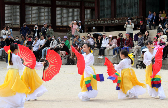 2023년 봄 궁중문화축전 사전행사 창경궁 명칭환원 40주년 기념 퍼레이드가 열린 28일 오후 서울 종로구 창경궁 양화당 마당에서 시민들이 공연을 지켜보고 있다. 2023.04.28. 뉴시스