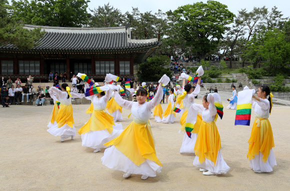 2023년 봄 궁중문화축전 사전행사 창경궁 명칭환원 40주년 기념 퍼레이드가 열린 28일 오후 서울 종로구 창경궁 양화당 마당에서 공연팀이 기념 공연을 하고 있다. 2023.04.28. 뉴시스