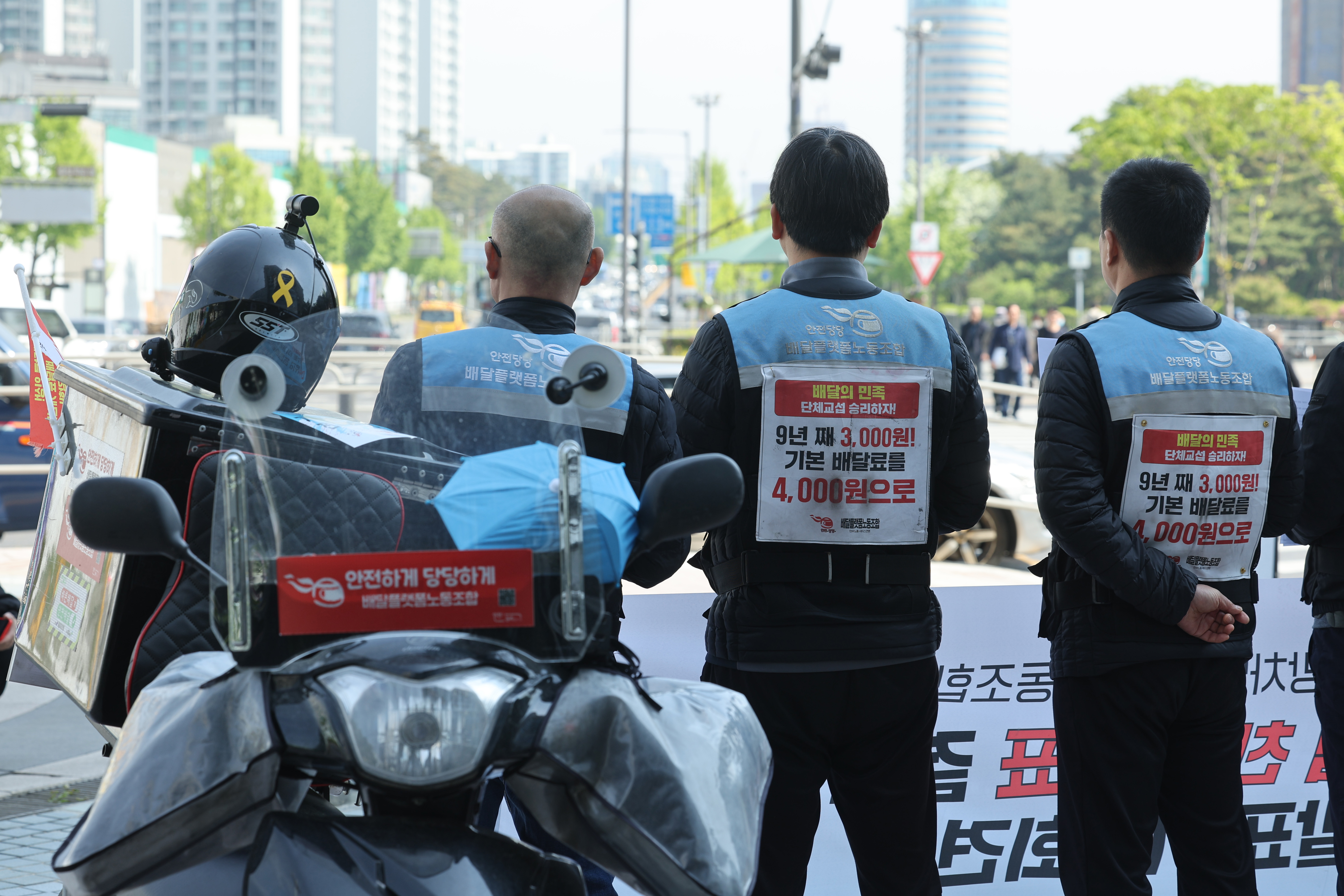 민주노총 서비스연맹 배달플랫폼노조 조합원들이 28일 오전 서울 송파구 배달의민족 본사 앞에서 열린 배달플랫폼노조 파업 찬반 투표 결과 발표 및 투쟁 계획 발표 기자회견에서 기본배달료 인상을 촉구하고 있다. 2023.4.28 연합뉴스