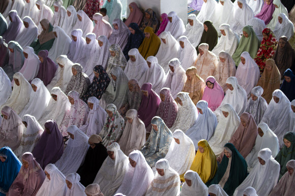 인도네시아 서부 아체주(州)의 한 이슬람 사원에서 사람들이 기도하고 있다. 아체주는 인도네시아 내에서 이슬람 근본주의 색채가 강한 지역으로 ‘동남아시아의 메카’로도 불린다. 사진은 기사 내용과 무관함. 2023.4.22 신화 연합뉴스
