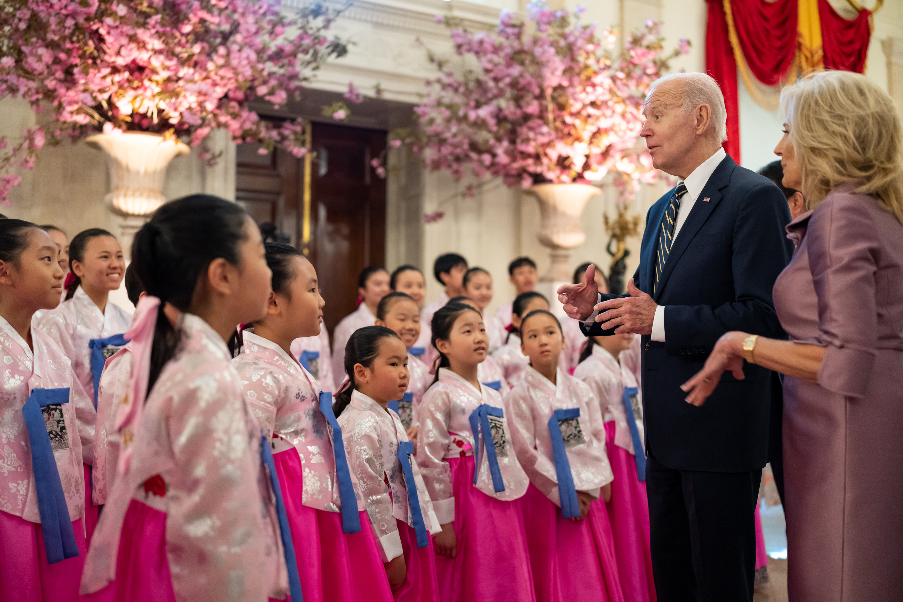 조 바이든 미국 대통령과 영부인 질 바이든 여사가 지난 26일(현지시간) 백악관에서 한국어로 아리랑을 부른 뉴욕 뉴저지 한국학교 합창단 어린이들과 인사를 나누고 있다. 조 바이든 대통령 트위터 캡쳐