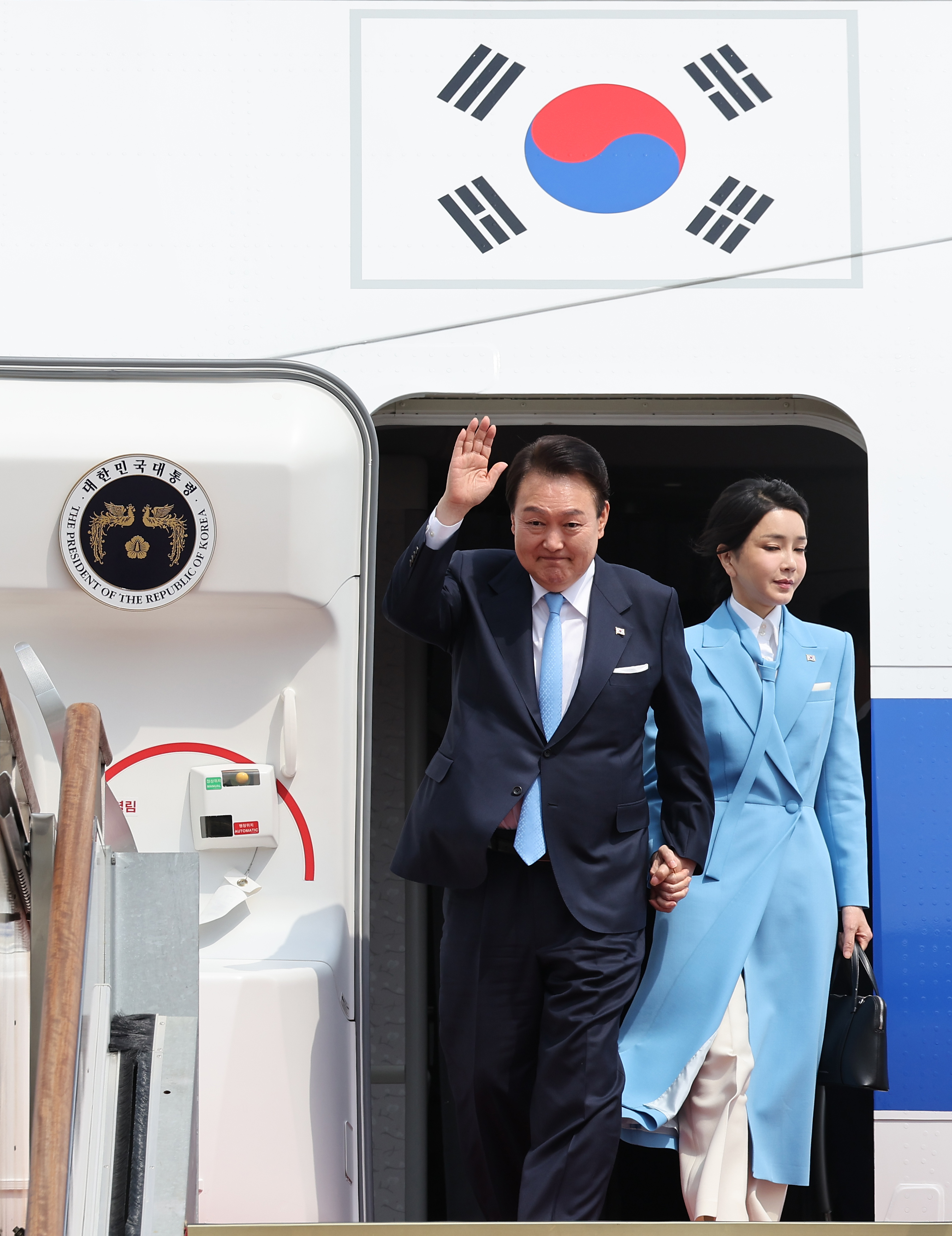 미국 국빈 방문 일정을 마친 윤석열 대통령과 김건희 여사가 30일 성남 서울공항에서 공군 1호기에서 내리며 환영객들에게 손을 들어 인사하고 있다. 연합뉴스