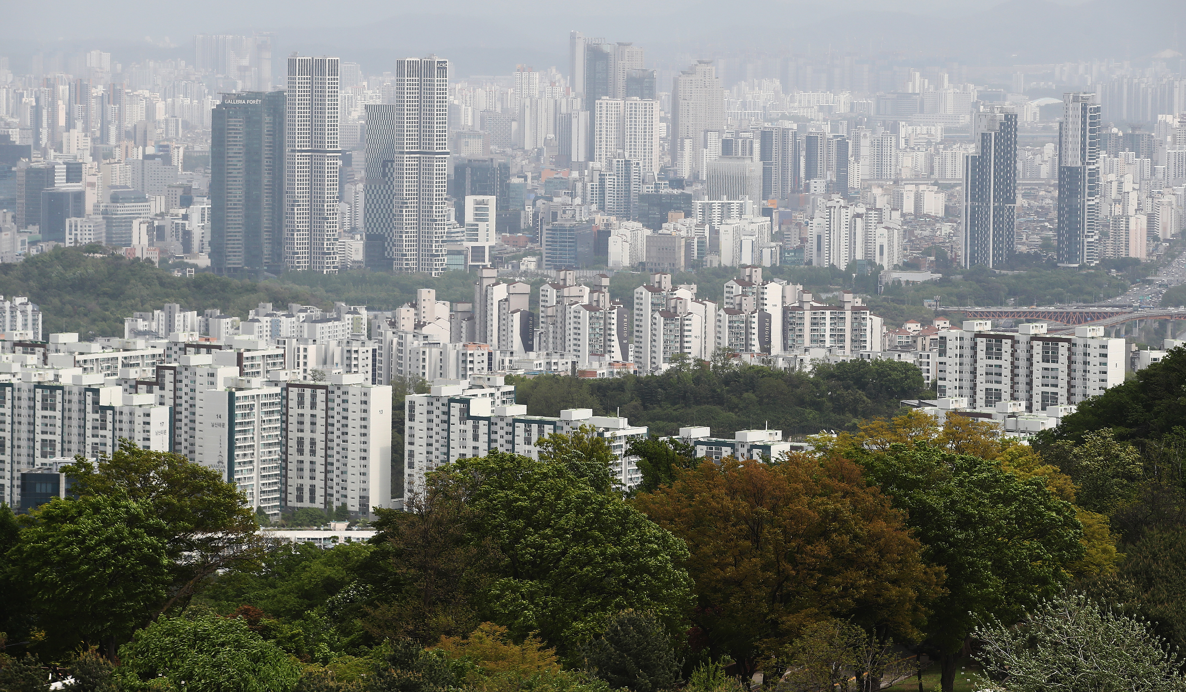 30일 한국부동산원이 집계한 아파트 매입자 연령대별 거래 현황에 따르면 올해 1분기 전국 아파트 거래 신고 건수는 총 8만 8104건을 기록했다.  이 중 30대의 매입 비중은 26.6%(2만 3431건)로 2019년 관련 조사를 시작한 이후 최대치를 기록했다. 사진은 이날 오후 서울 중구 남산타워에서 바라본 아파트 전경. 뉴스1