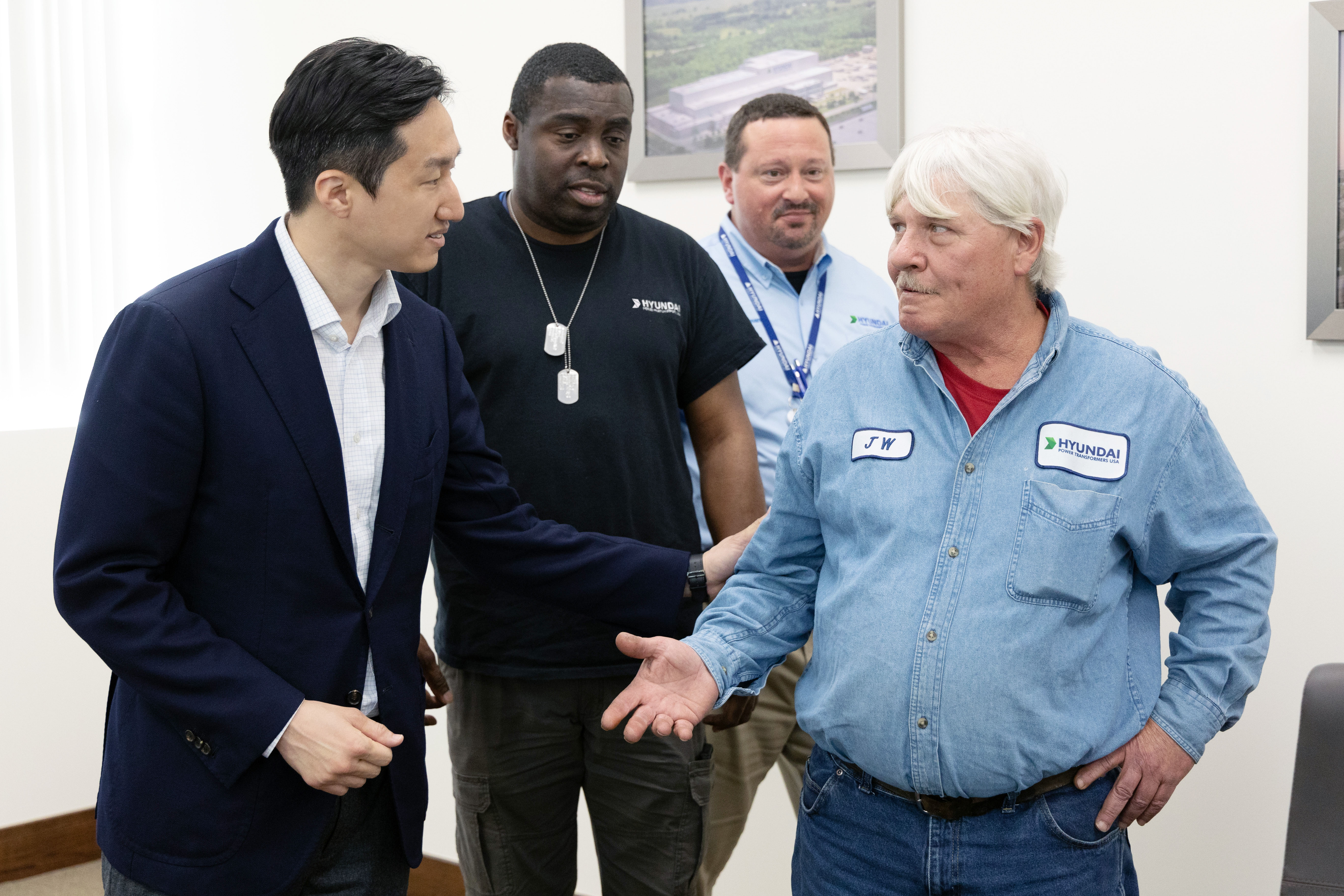 정기선(왼쪽) HD현대 사장이 미국 앨라배마주 몽고메리에 있는 HD현대일렉트릭 변압기 공장에서 한국전쟁 참전용사를 가족으로 둔 직원들을 만나 인사를 전하고 있다. HD현대 제공