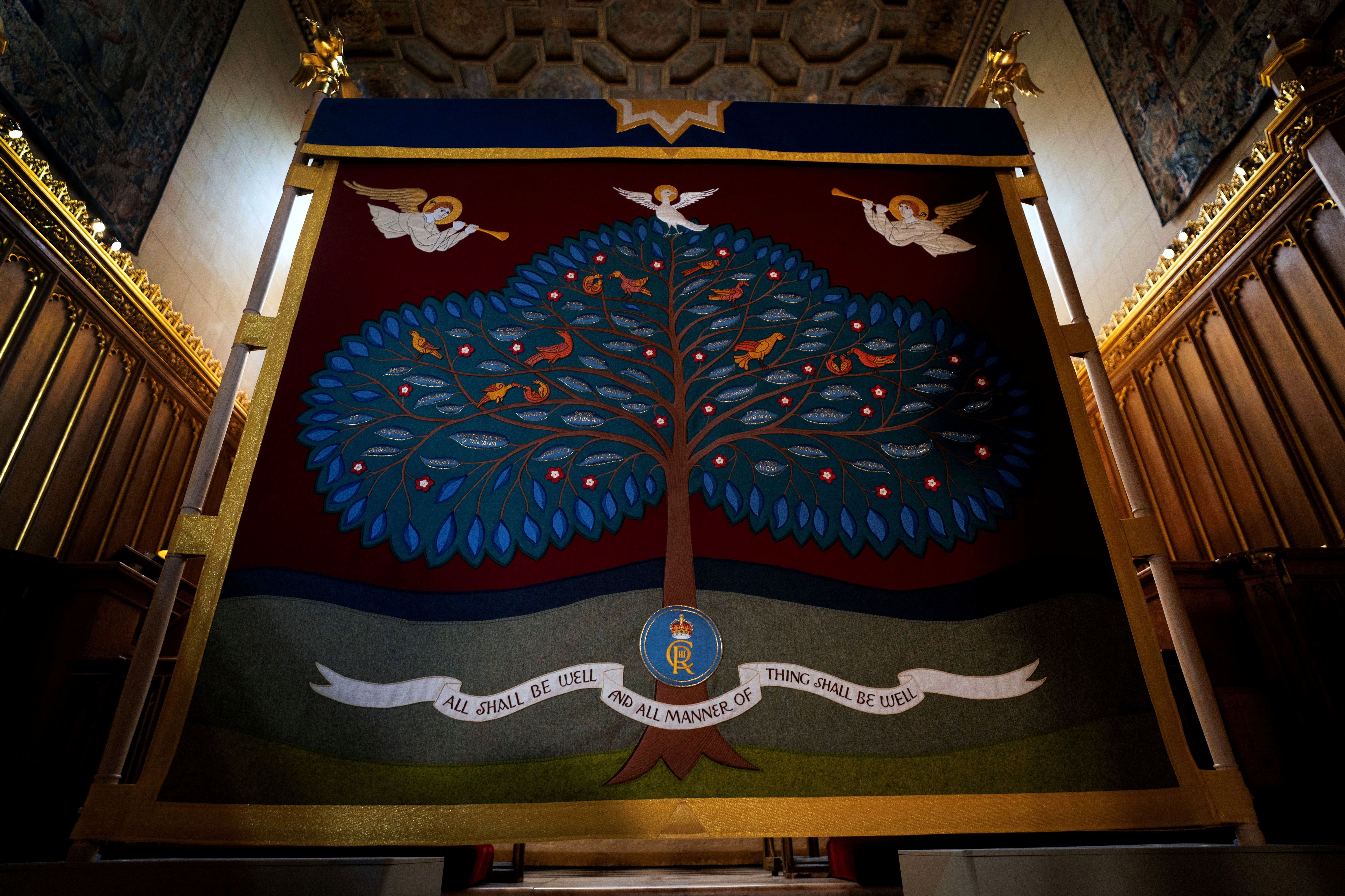 대관식의 성유 바르기 행사에 사용될 가림막에 영연방 56개 회원국을 상징하는 나무가 그려져 있는 모습. 로이터 연합뉴스