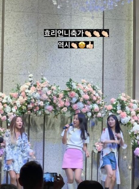 가수 이효리가 결혼식에서 축가를 부르는 모습이 포착됐다. SNS 캡처