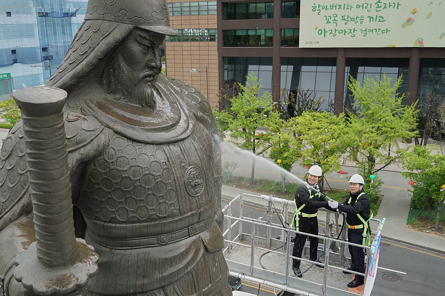 뱍경귀 충남 아산시장이  서울 광화문광장에서 열린 이순신 장군 동상 친수식에서 오세현 아산시장과 함께 동상의 묶은 때와 먼지를 씻는 공동 친수식을 하고 있다. 아산시 제공