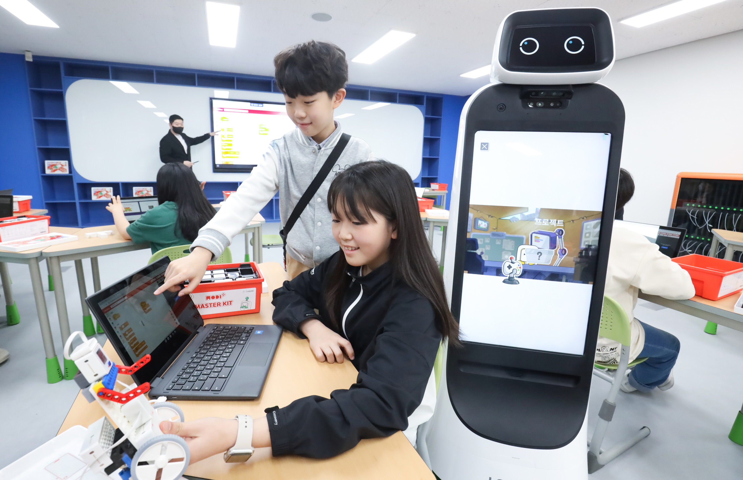 LG전자와 구글이 최근 함께 조성한 경기 남양주 부평초등학교의 미래교실에서 학생들이 LG 클로이 가이드봇을 통해 컴퓨터 프로그래밍과 인공지능(AI) 교육을 받고 있다.  LG전자 제공
