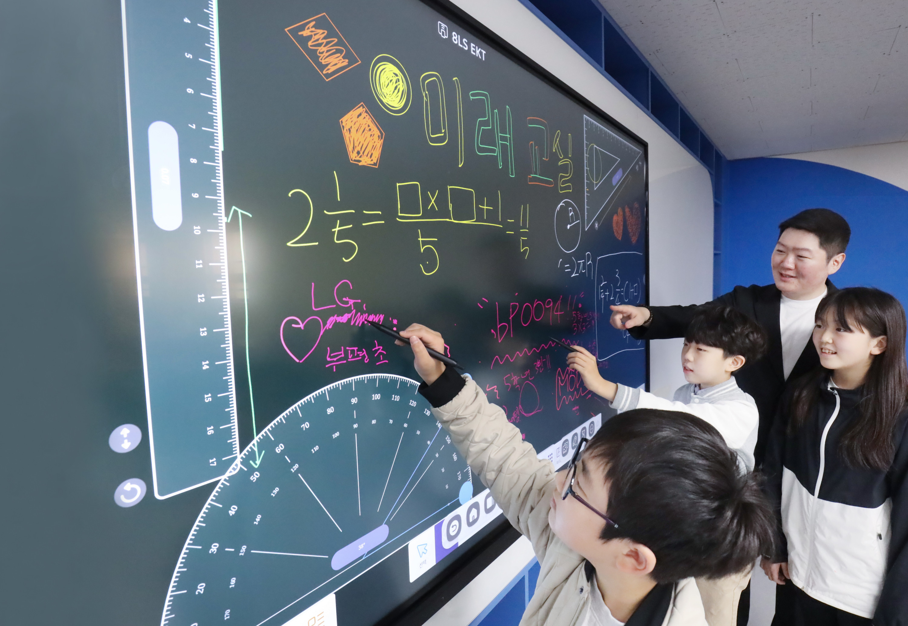 LG전자와 구글이 최근 함께 조성한 경기 남양주 부평초등학교의 미래교실에서 학생들이 다양한 교육용 템플릿을 제공하는 LG 전자 칠판을 활용해 공부하고 있다. LG전자 제공