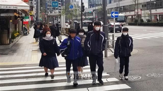 학교 수업을 마친 일본 도쿄의 중고생들이 무리를 지어 걸어가고 있다. (사진은 기사의 특정 사실과 관련 없음) 김태균 기자