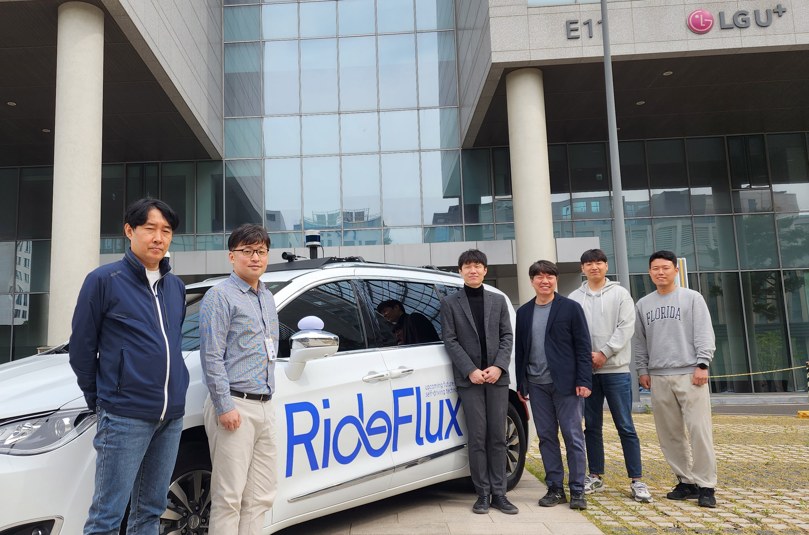 LG유플러스 미래모빌리티기술팀이 도로 노면청소 자율주행 차량 플랫폼 기술 공동연구기관으로 참여하는 ‘라이드플럭스’의 자율주행 차량을 소개하고 있다. LG유플러스 제공