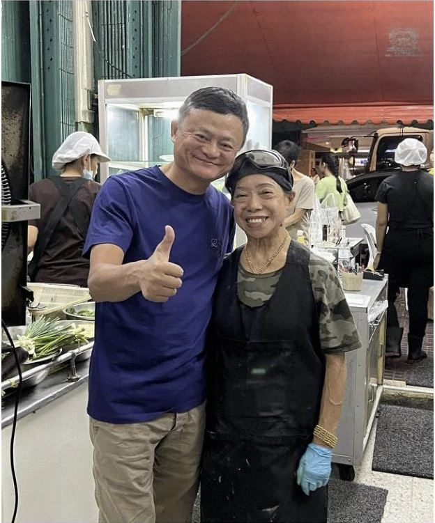 중국 정부 비판 이후 해외에서 머물던 마윈(왼쪽)이 태국의 유명식당에서 사진을 찍었다. 인스타그램 캡처