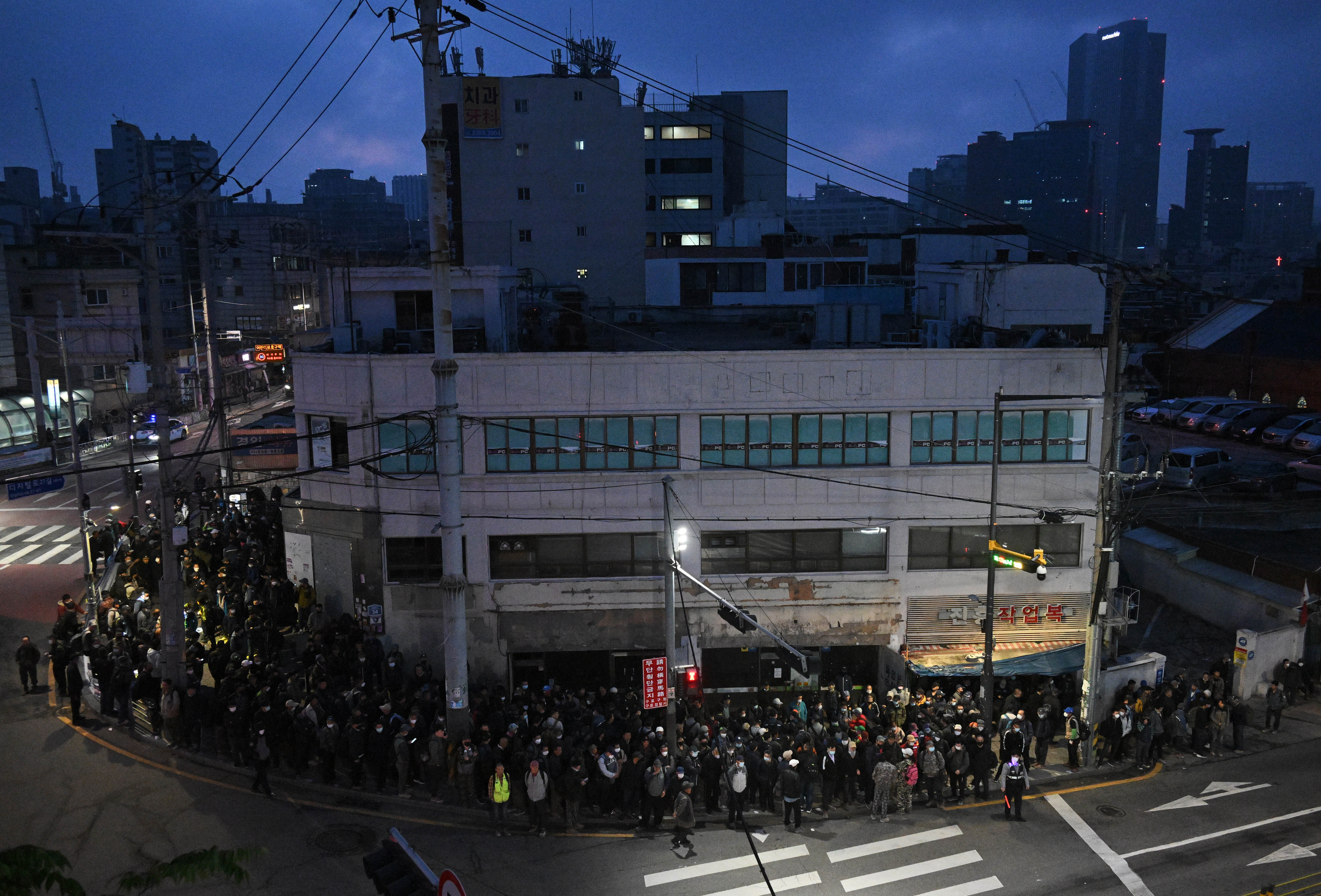 근로자의 날인 1일 새벽 인력사무소가 밀집한 서울 남구로역 인근에 일용직 노동자들이 일자리를 구하기 위해 길게 줄을 서 있다. 2023.5.1 홍윤기 기자