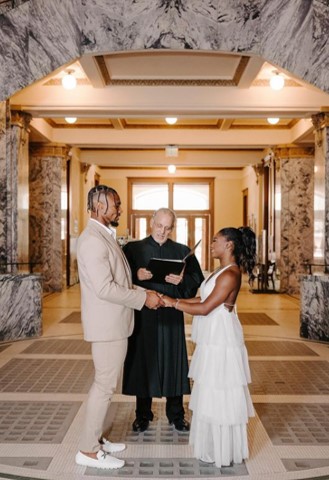 올림픽 금메달리스트인 미국 체조선수 시몬 바일스가 풋볼 선수 조너선 오언스와 지난달 22일(현지시간) 미 텍사스주 휴스턴 법원에서 결혼을 하고 있다. 바일스 인스타그램 캡처