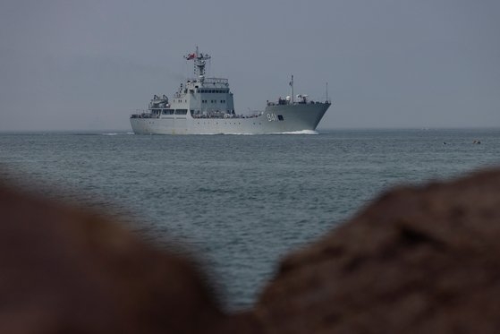 한 중국 군함이 지난 11일(현지시간) 대만 관할 인근 중국 해역에서 군사훈련에 참가하고 있다. 로이터 연합뉴스