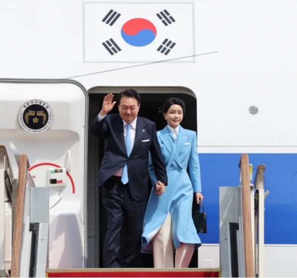 미국 국빈 방문 일정을 마친 윤석열 대통령과 김건희 여사가 30일 성남 서울공항에서 공군 1호기에서 내리며 환영객들에게 인사하고 있다. 연합뉴스