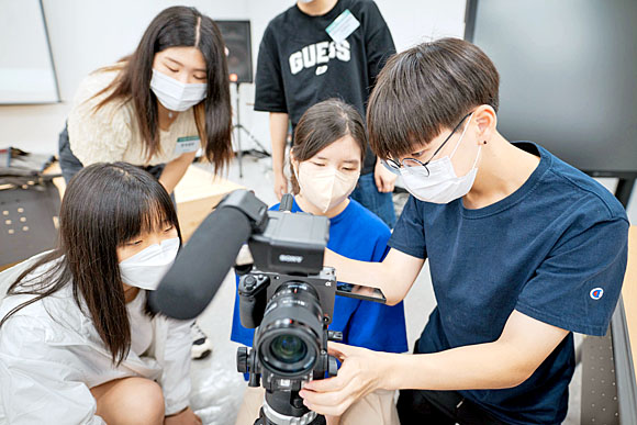 2022년 ‘에코크리에이터’ 4기 청소년 대상 촬영 실습 강연 모습. GS리테일 제공