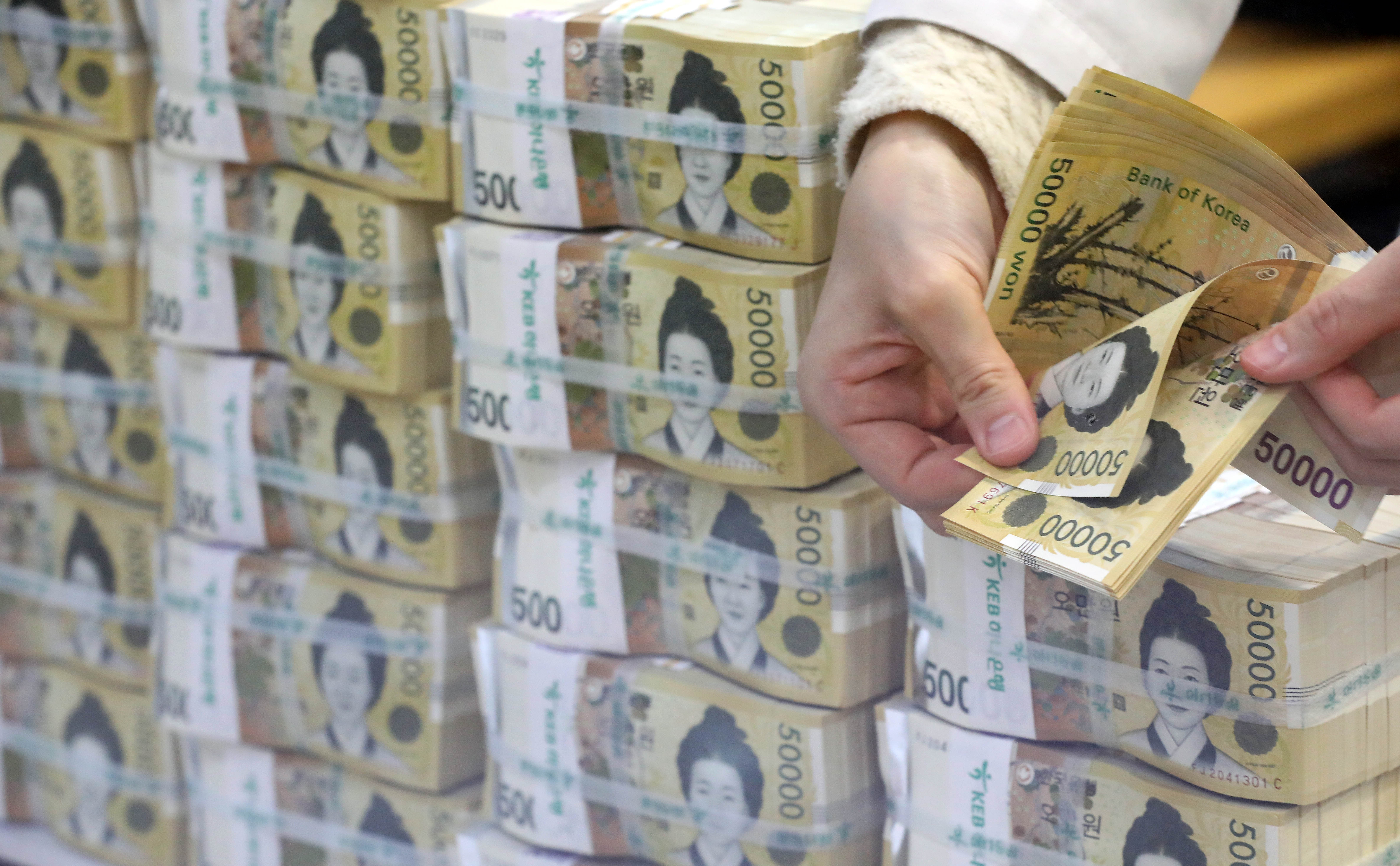 지난 1월 17일 서울 중구 하나은행에서 직원이 5만원권 지폐를 검수하고 있다. 2023.01.17 뉴시스