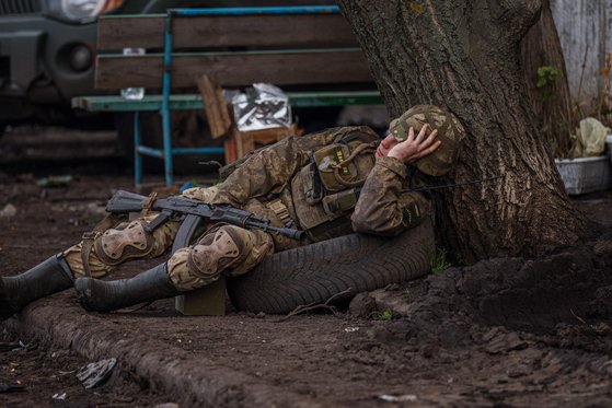 우크라이나 군인이 지난 4월 도네츠크 바흐무트 마을 인근에서 휴식을 취하고 있다. AFP 연합뉴스