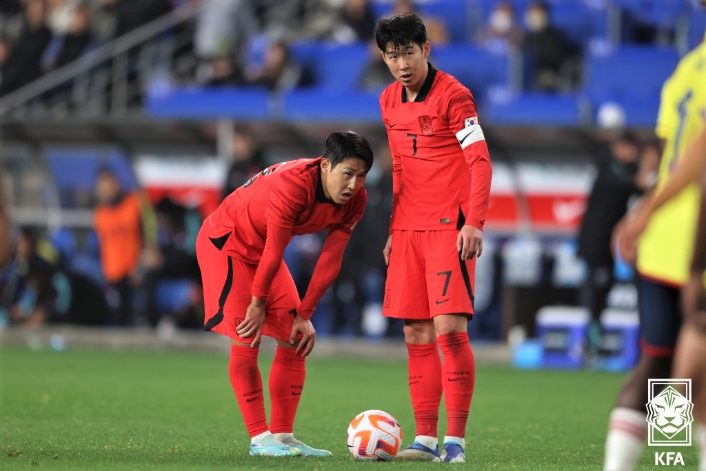 한국 축구 국가대표팀의 이강인과 손흥민. KFA 제공