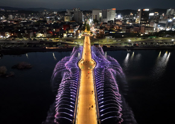 강원 강릉시가 남대천을 가로지르는 월화교 일원에 다채로운 분수조명을 설치해 아름다운 야간 볼거리를 제공하고 있다. 사진은 지난 1일 밤 모습이다. 2023.5.2. 강릉시 제공