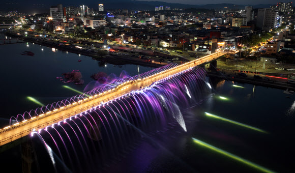 강원 강릉시가 남대천을 가로지르는 월화교 일원에 다채로운 분수조명을 설치해 아름다운 야간 볼거리를 제공하고 있다. 사진은 지난 1일 밤 모습이다. 2023.5.2. 강릉시 제공