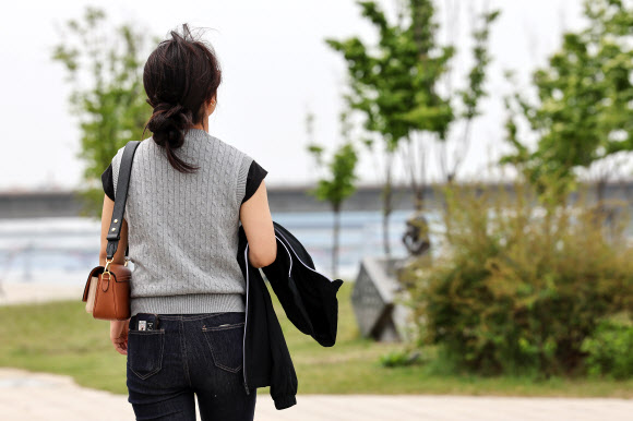 전국 대부분 지역 낮 기온이 25도 내외로 오른 2일 오후 서울 여의도한강공원을 찾은 시민이 겉옷을 들고 이동하고 있다. 2023.5.2 연합뉴스