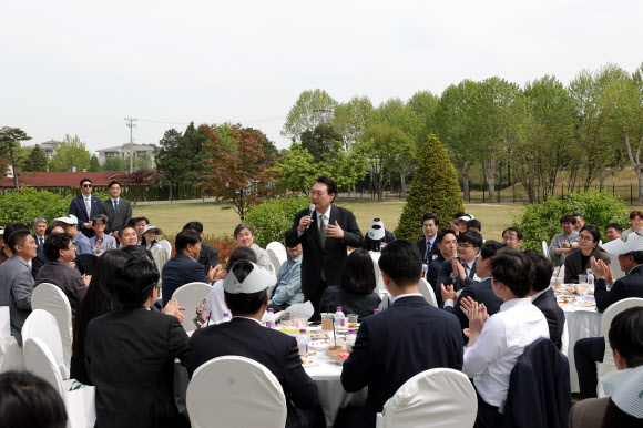윤석열 대통령이 2일 서울 용산 대통령실 청사 앞 야외 정원인 ‘파인그라스’에서 출입 기자단과 오찬 간담회를 하며 발언하고 있다. 2023.5.2. 대통령실 제공