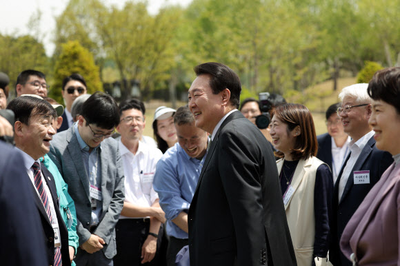 윤석열 대통령이 2일 서울 용산 대통령실 청사 앞 야외 정원인 ‘파인그라스’에서 출입 기자단과 오찬 간담회를 하며 대화하고 있다. 2023.5.2. 대통령실 제공