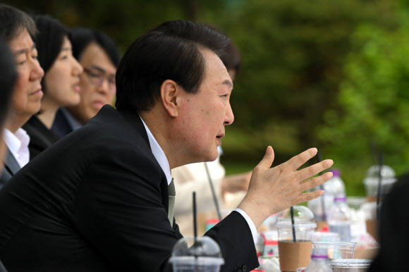 윤석열 대통령이 2일 서울 용산 대통령실 청사 앞 야외 정원인 ‘파인그라스’에서 출입 기자단과 오찬 간담회를 하며 대화하고 있다. 2023.5.2. 대통령실 제공