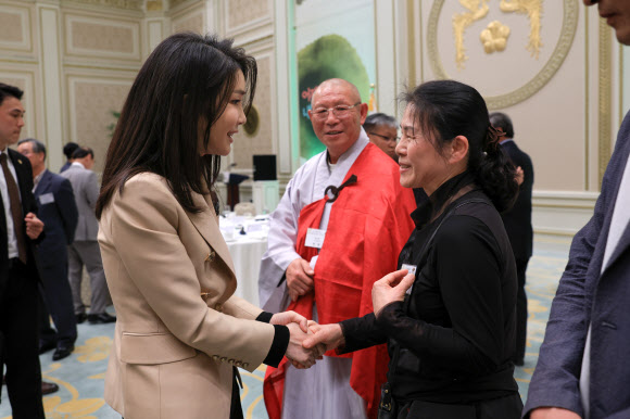 김건희 여사가 2일 청와대 영빈관에서 열린 국가무형문화재 보유단체 전승자 오찬에서 참석자들과 악수하고 있다. 2023.5.2. 대통령실 제공
