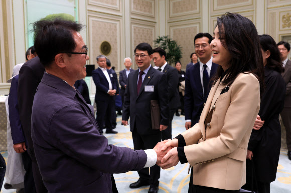 김건희 여사가 2일 청와대 영빈관에서 열린 국가무형문화재 보유단체 전승자 오찬에서 참석자들과 악수하고 있다. 2023.5.2. 대통령실 제공