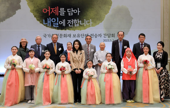 김건희 여사가 2일 청와대 영빈관에서 열린 국가무형문화재 보유단체 전승자 오찬에서 참석자들과 기념촬영을 하고 있다. 2023.5.2. 대통령실 제공