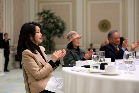 김건희 여사가 2일 청와대 영빈관에서 열린 국가무형문화재 보유단체 전승자 오찬에서 어린이소리단 ‘소리소은’의 민요 ‘신사철가’와 ‘톱질이야’ 공연을 관람하며 박수치고 있다. 2023.5.2. 대통령실 제공