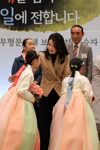 김건희 여사가 2일 청와대 영빈관에서 열린 국가무형문화재 보유단체 전승자 오찬에서 어린이소리단 ‘소리소은’ 단원들을 격려하고 있다. 2023.5.2. 대통령실 제공