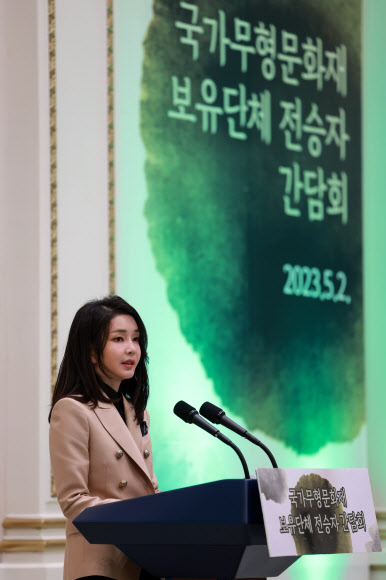 김건희 여사가 2일 청와대 영빈관에서 열린 국가무형문화재 보유단체 전승자 오찬에서 인사말을 하고 있다. 2023.5.2. 대통령실 제공